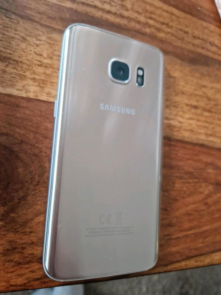 Samsung Galaxy S7 Gold + Kabel + Handyhülle gebraucht in Bestensee