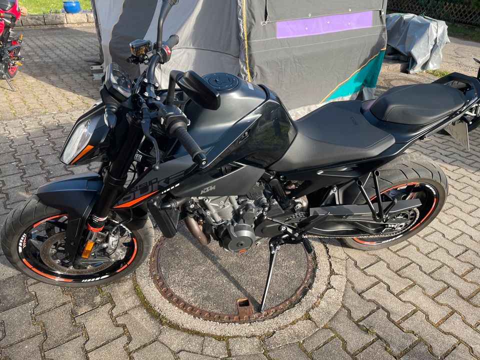 KTM Duke 890 schwarz mit Quickshifter in Königsbronn