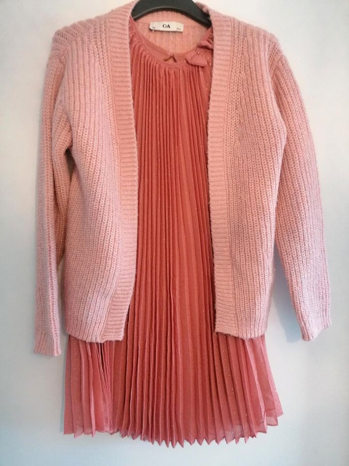 Plissee Kleid mit Strick Cardigan für Mädchen Größe 128 C&A in Waldbronn