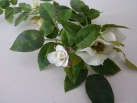 Kerzenring Kerzenschmuck Kunstblume Kunstpflanze Hecken-Rose Weiß München - Au-Haidhausen Vorschau