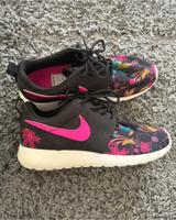 Nike Roshe run floral sneaker Größe 36,5 Berlin - Wilmersdorf Vorschau