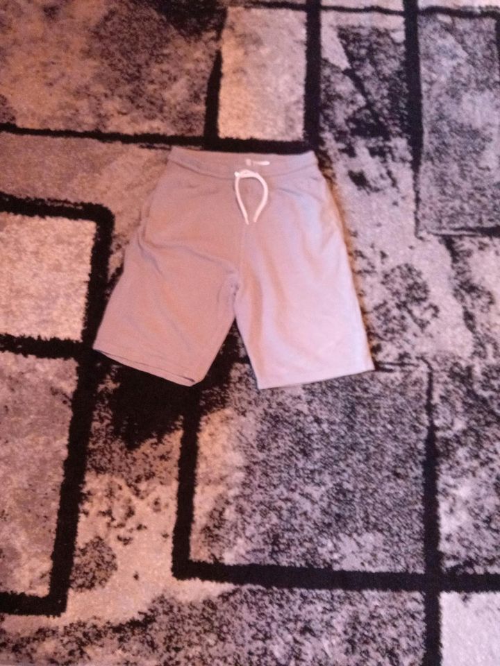 Graue shorts in Idar-Oberstein