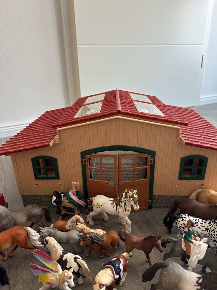 Schleich Reiterhof + viel Zubehör in Herten