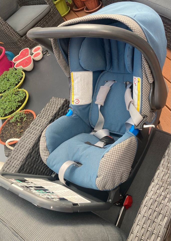 Babyschale Kindersitz fürs Auto mit Isofix in Bühne