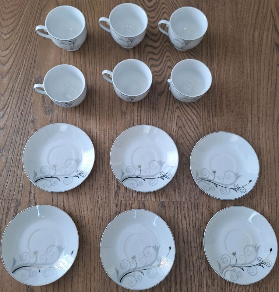 Porzellan-Set (Tasse mit Untertasse, 6x, weiß mit Muster) in Norderstedt