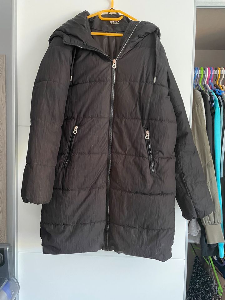 schwarze winterjacke in Rinteln