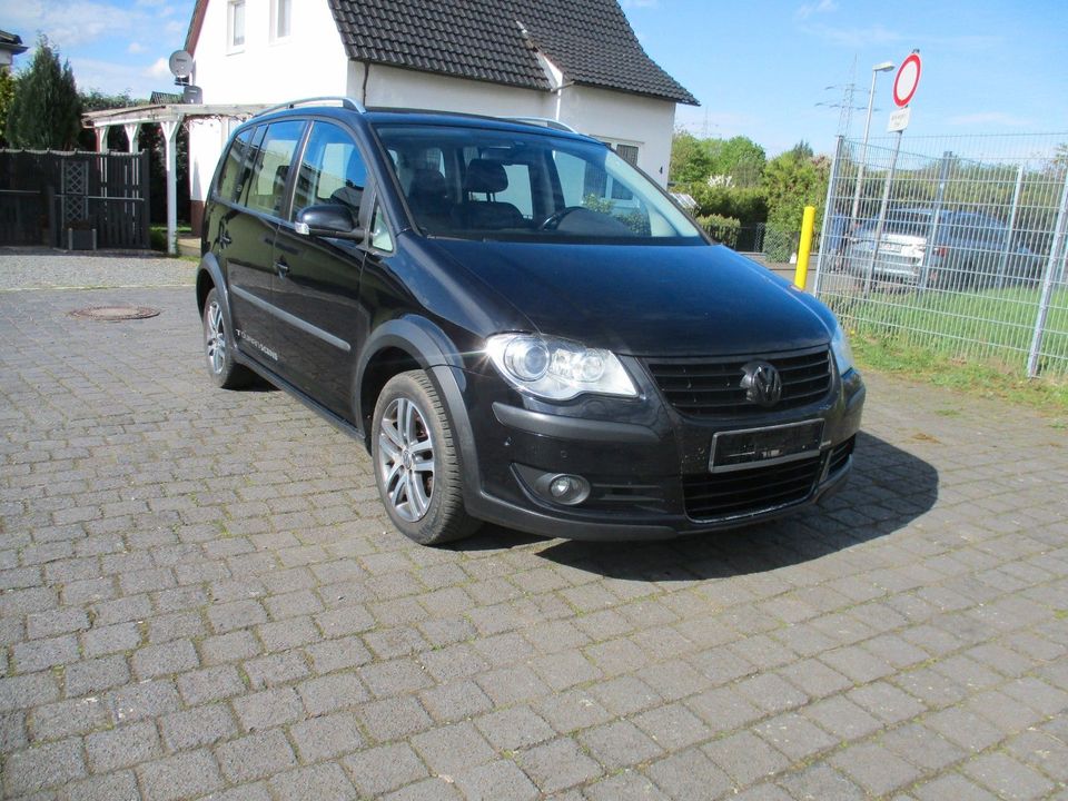 Volkswagen Touran Cross2.0 TDI LEDER~NAVI~7 SITZE~AHK~XENON in Herzberg am Harz