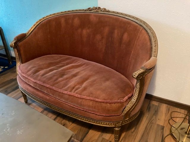 antikes romatisches Sofa goldfarben mit rosa Samtbezug, 2-Sitzer in Elstra