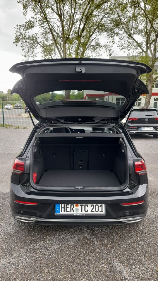 Autovermietung / VW Golf 8 mieten bei Trans-Cars in Recklinghausen