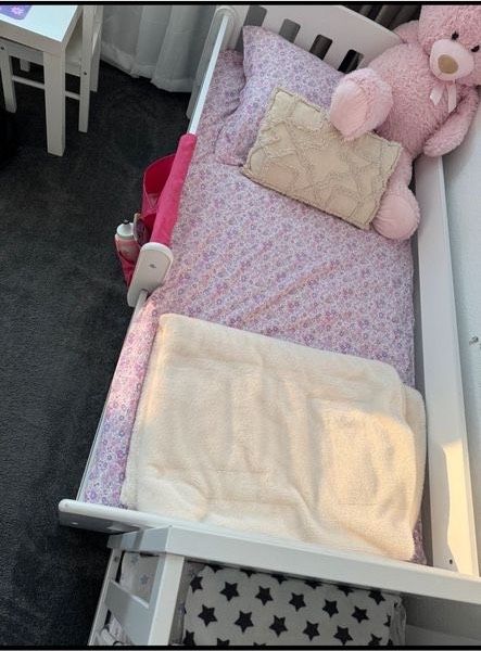 Kinderbett mit Matratze und Lattenroste / Schubkäste in Essen