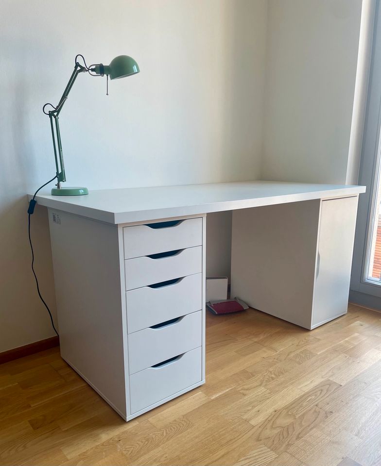 Schreibtisch mit  Schubladen von IKEA in Heidelberg