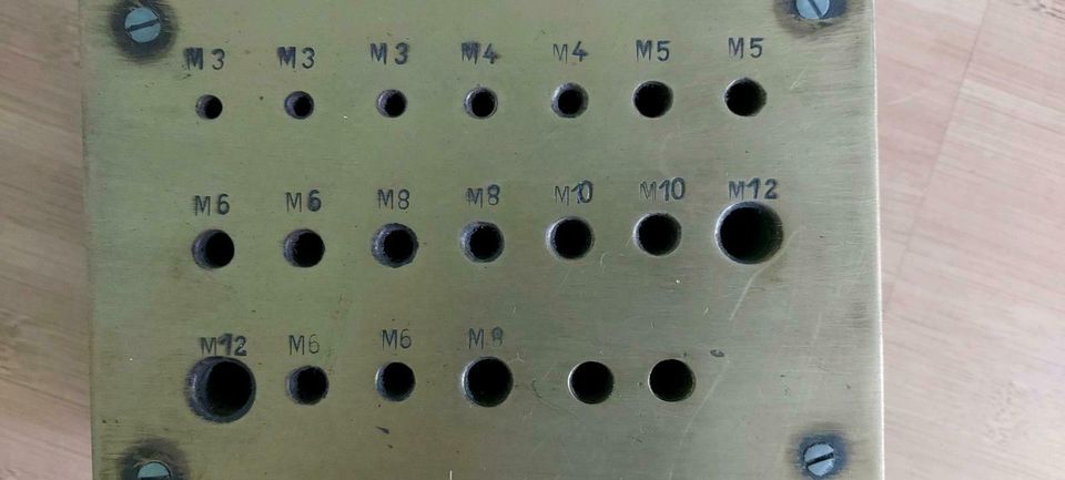 Gewindeschneider Aufstellung Messing auf Holz f.20 Bohrer in Löhne