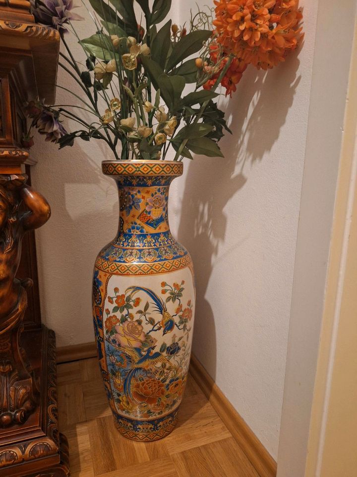 Sehr große Boden Vase. China Vase. Mit Kunstblumen deko. in Germering