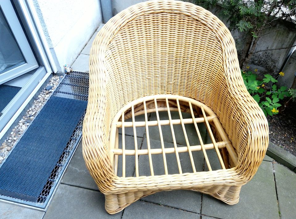 2x Rattan Sessel mit Kissen+1x Tisch oval mit Glasplatte, massiv in Leipzig