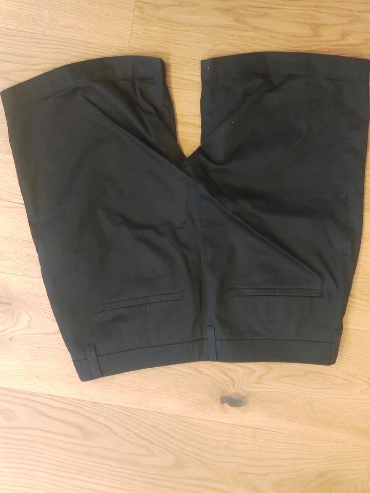 Kurze schwarze Hose von Comma in Amberg