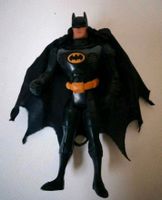 Batmanfigur mit Umhang♥️ ungefähr 12 cm♥️  Kenner CE ♥️ Niedersachsen - Fürstenberg Vorschau