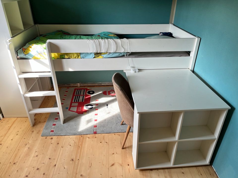 Kinderzimmermöbel: Hochbett, Schreibtisch, Teppich in Pretzschendorf