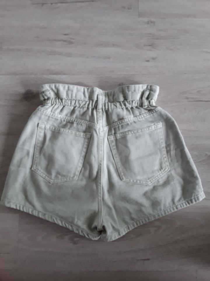 Damen Jeans Shorts kurze Hose Pull & Bear Gr. 36 lindgrün in Himmelpforten