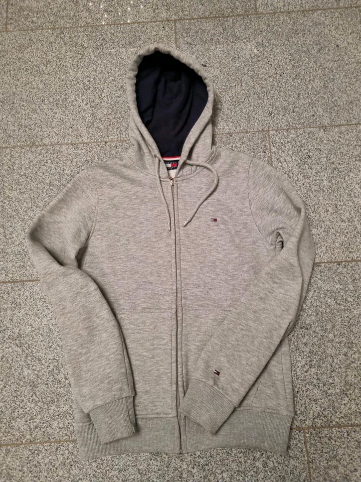 Sweatjacke Tommy Hilfiger Größe 152/158 in Paderborn