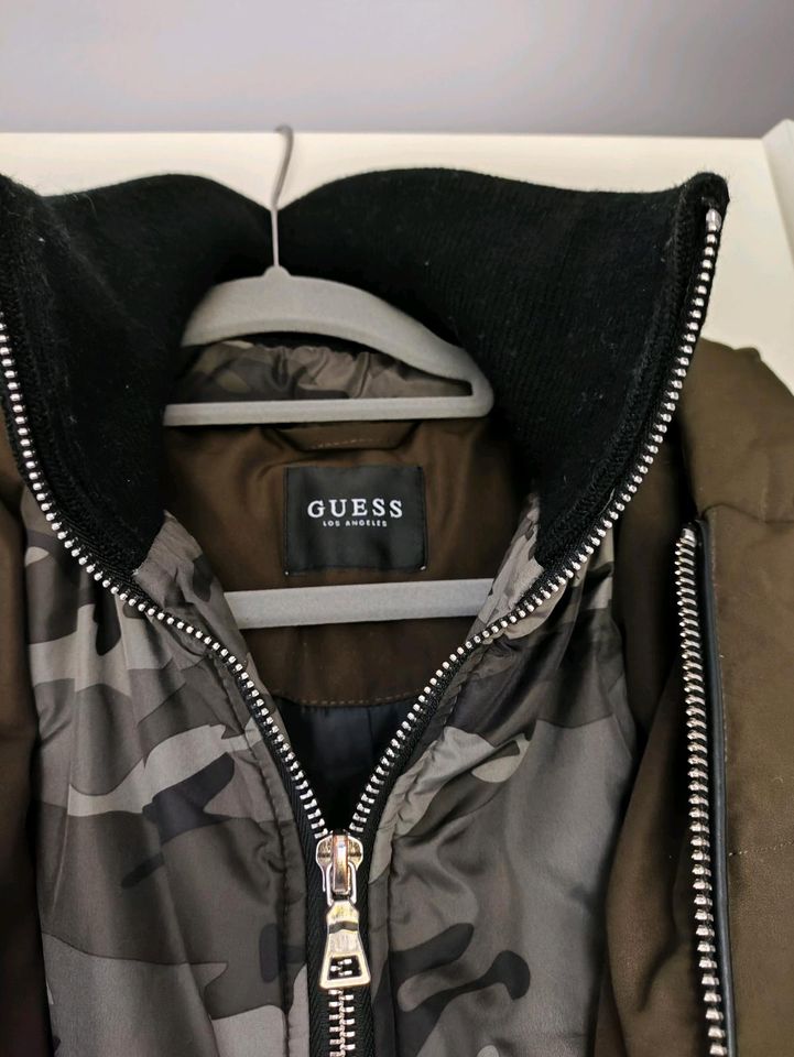 Guess Daunenjacke Größe L doppelseitig Khaki Camouflage in Düsseldorf