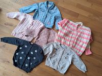 Strickjackerl + Jeansjacke (Strickjacke) Gr. 86/92 Bayern - Dorfen Vorschau