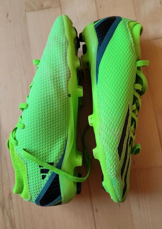 Adidas Fußball Schuhe Gr. 38 2/3 neon grün in Marburg