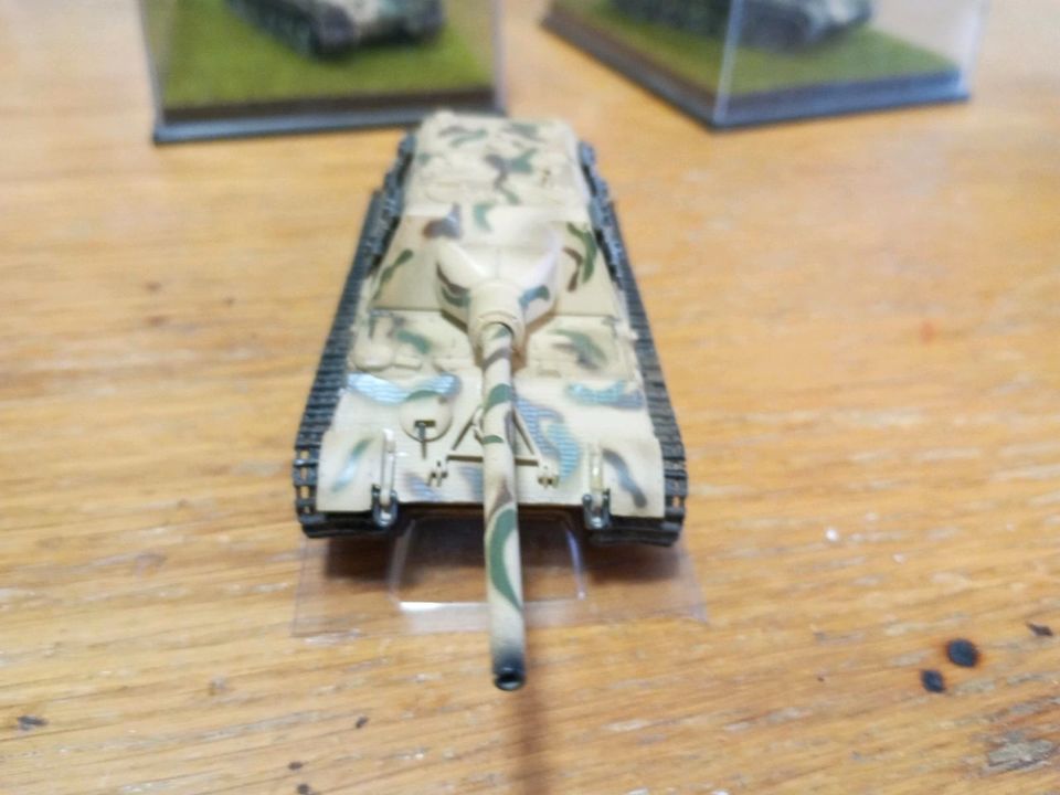 Zwei T-34/76 und ein ein Jagdtiger Modelle. in Sonneberg