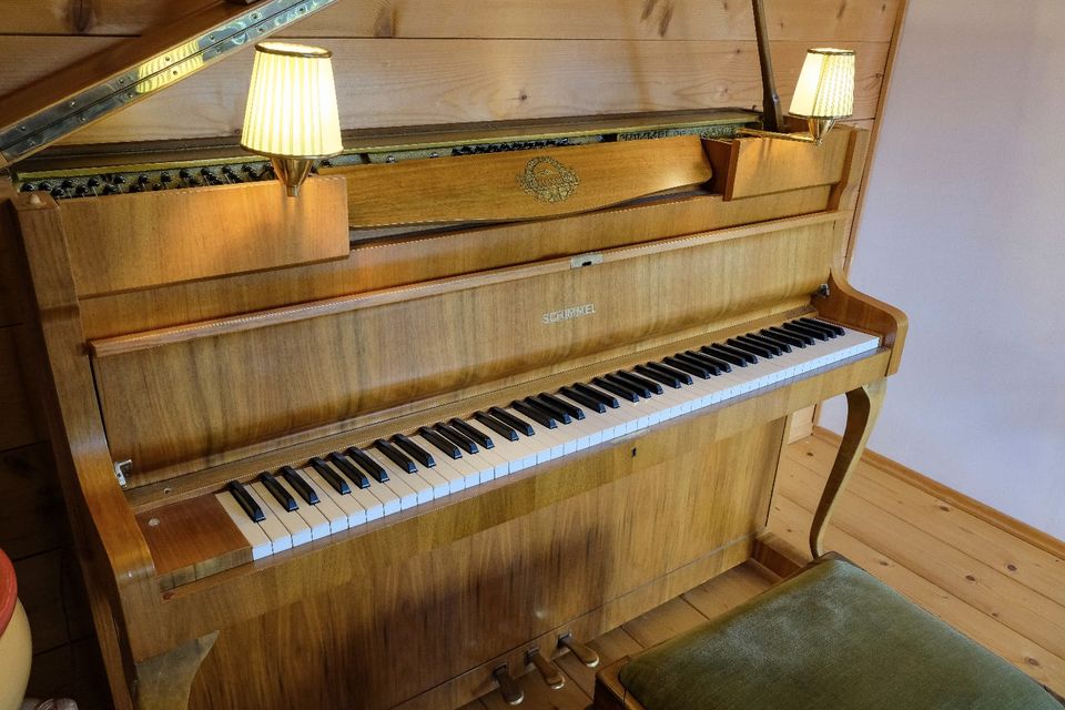 Klavier Piano Schimmel 108 Design Exclusiv mit Lampen Wert 4.500€ in Lenggries