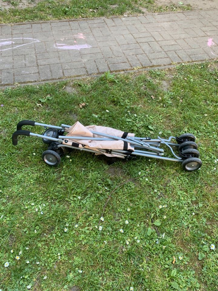 zusammenklappbarer Kinderwagen in Magdeburg