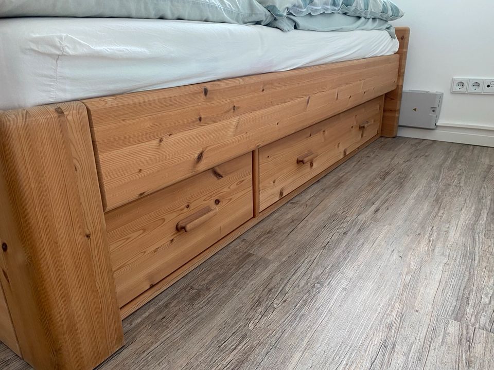 Bett / Schlafzimmer / Lattenrost / Neuwertig in Kyritz