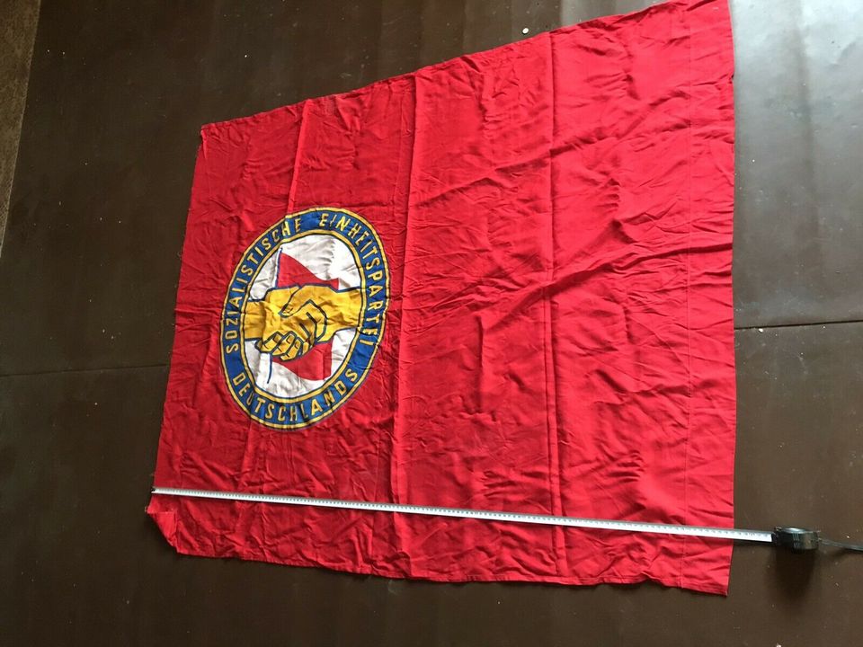 Dachbodenfund originale Fahne SED Flagge in Bergfelde