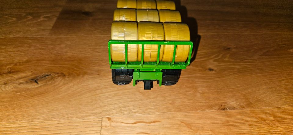 Siku Farmer John Deere Ballenwagen 1:32 Anhänger Strohballen in Hauzenberg