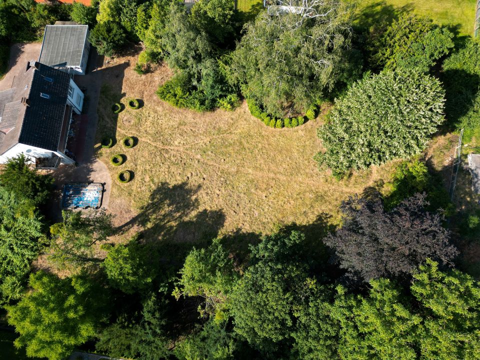 Idyllisches Architektenhaus auf parkähnlichem Grundstück mit Gallerie & Doppel-Carport – im malerischen Weserbergland in Boffzen