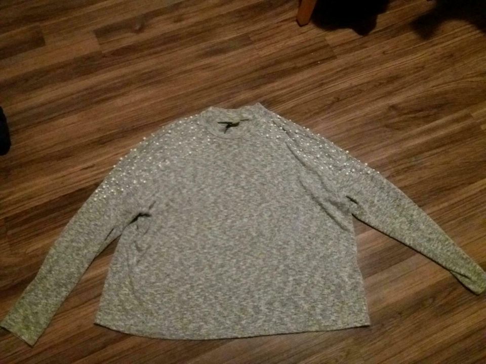 Grauer Pullover mit Perlen oversize h&m divided Gr m in Wildeck