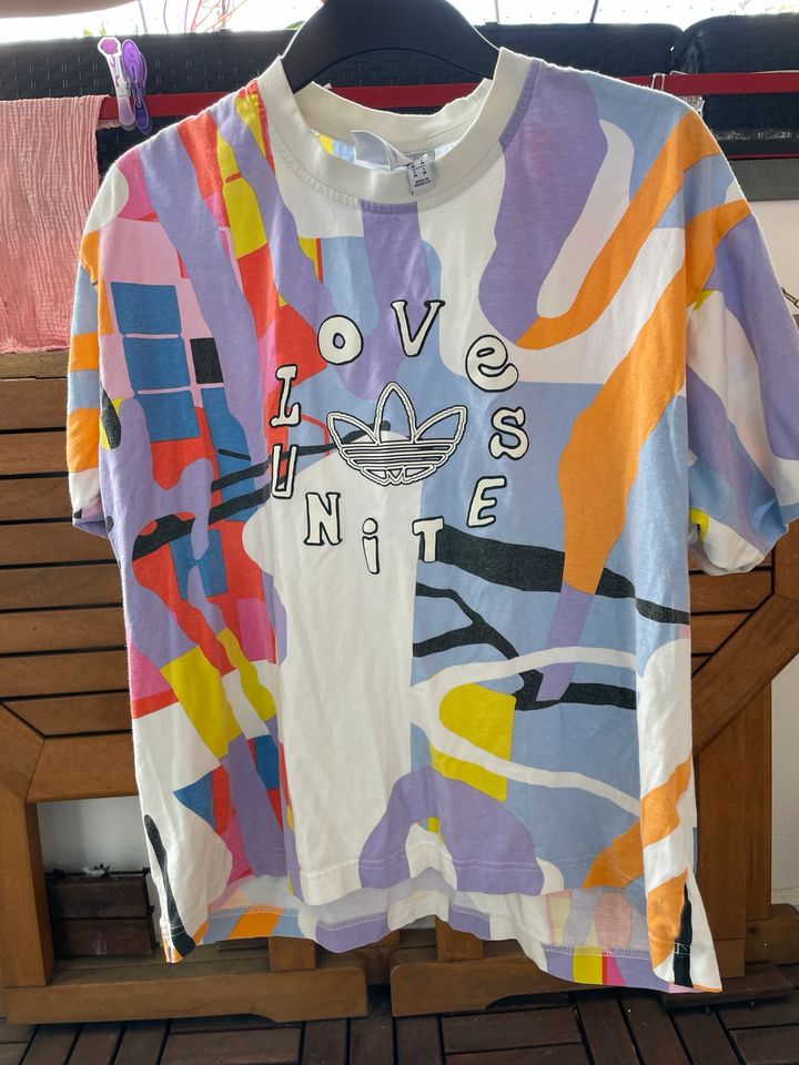 adidas love unites T Shirt Größe M in Berlin