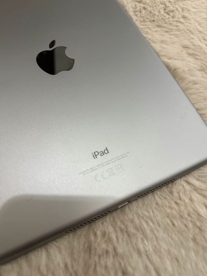 iPad Wi-Fi Cellular 32GB Space Grey in Stuttgart