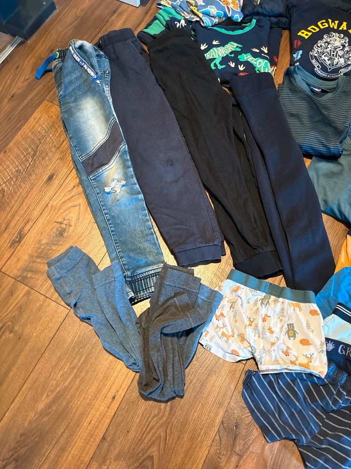 Mega Bekleidungspaket 122-128 Jacke Weste jogginghose Schlafanzug in Prisdorf