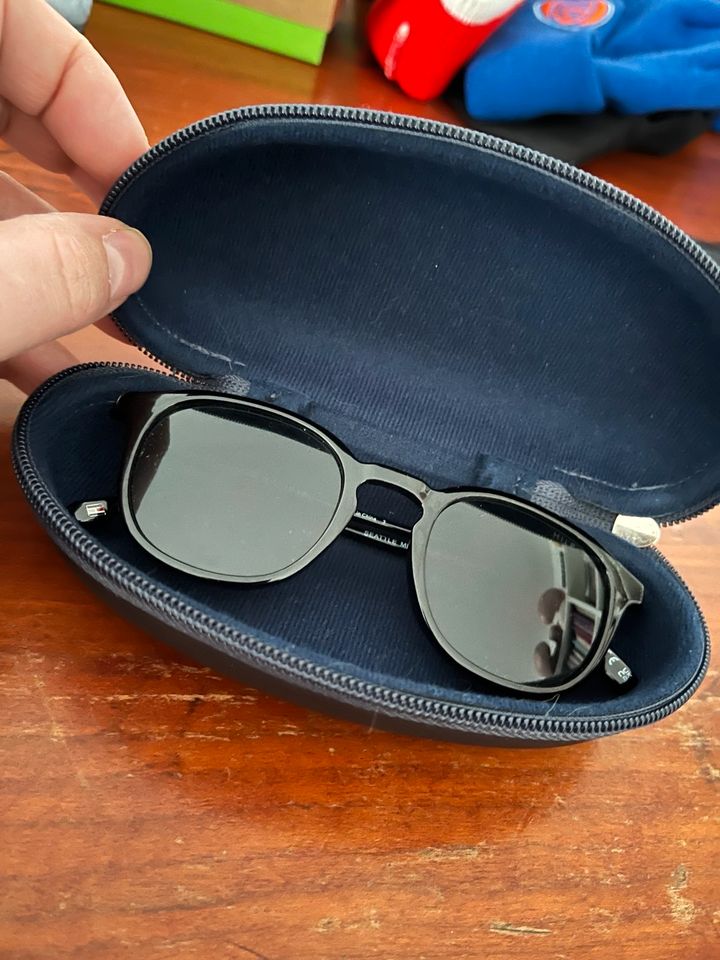 Tommy Hilfiger Sonnenbrille- Guter Zustand in Rösrath