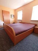 Schlafzimmer (1 Doppelbett, 2 Nachttische, Kleiderschrank, etc.)) Hessen - Lohra Vorschau