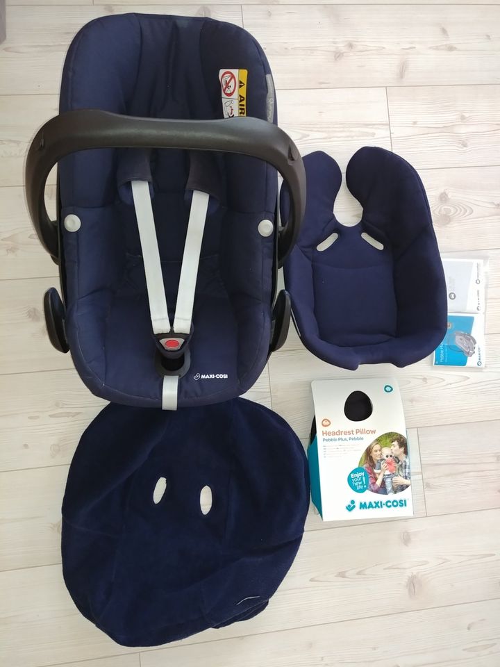 Babyschale MaxiCosy Pebble Plus mit FamilyFix und Winterbezug in Pliening