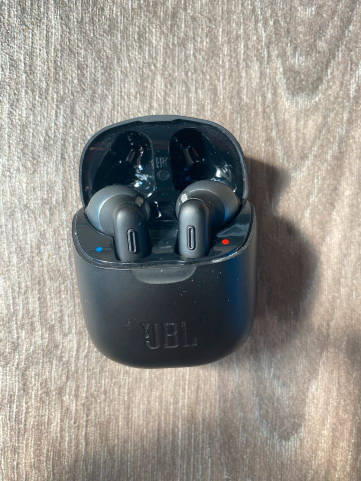 JBL In-Ear-Kopfhörer Bluetooth mit Case in Leipzig