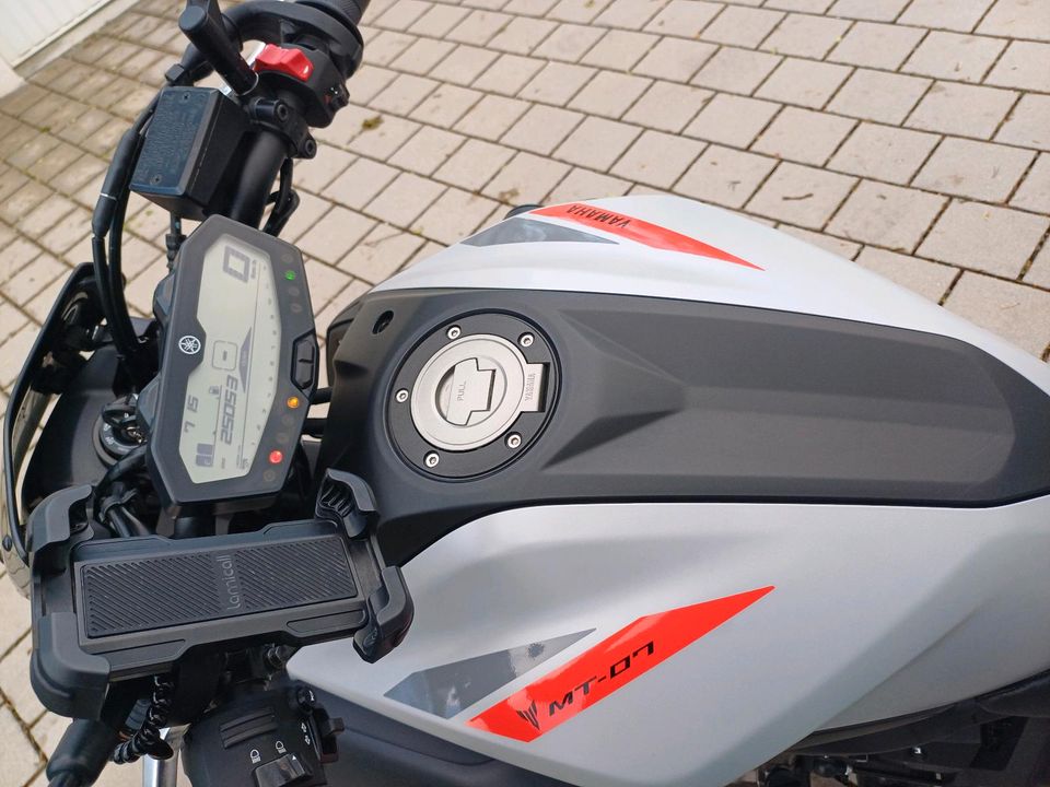 Yamaha MT 07 Baujahr 2020 tiefer gelegt in Burglengenfeld