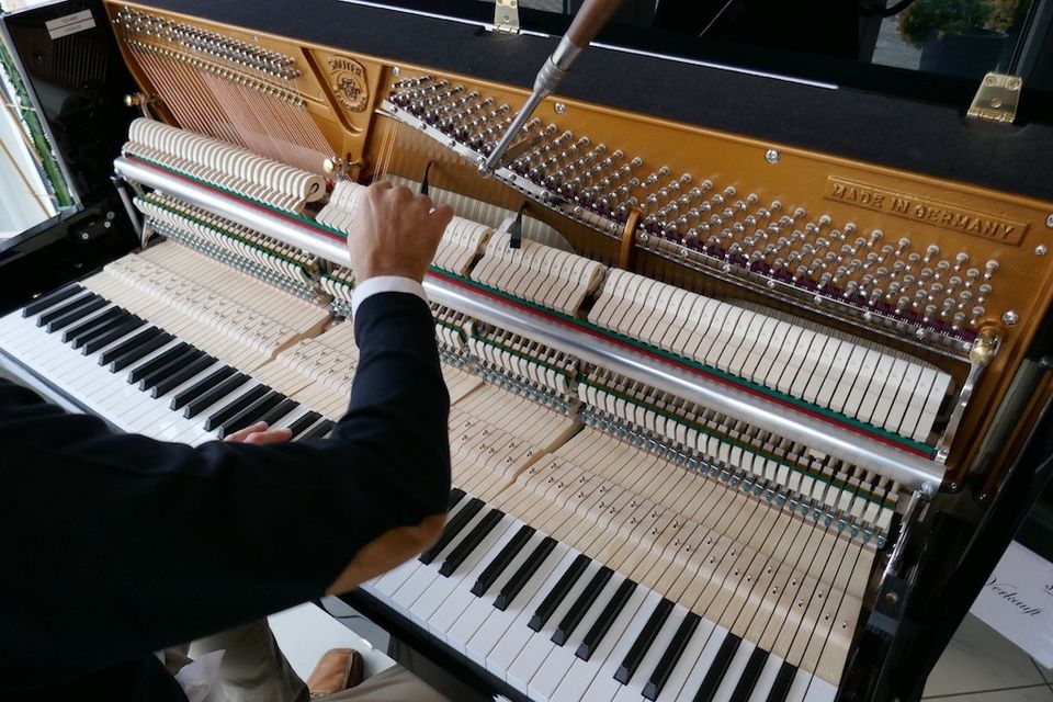 Modernes Berdux Klavier ✱ Silent Austattung ✱Weiß Hochglanz in München
