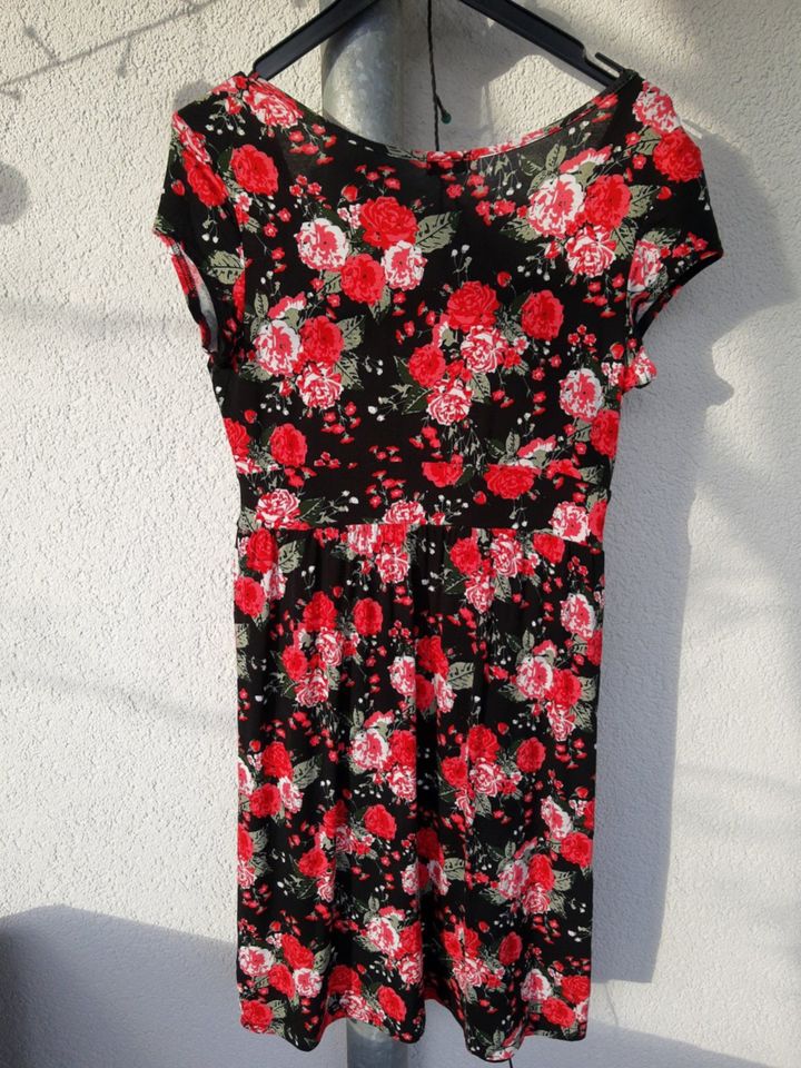 Kleid mit Blumenmuster von Laura Scott Gr. 38 in Wandsbek - Hamburg  Rahlstedt | eBay Kleinanzeigen ist jetzt Kleinanzeigen