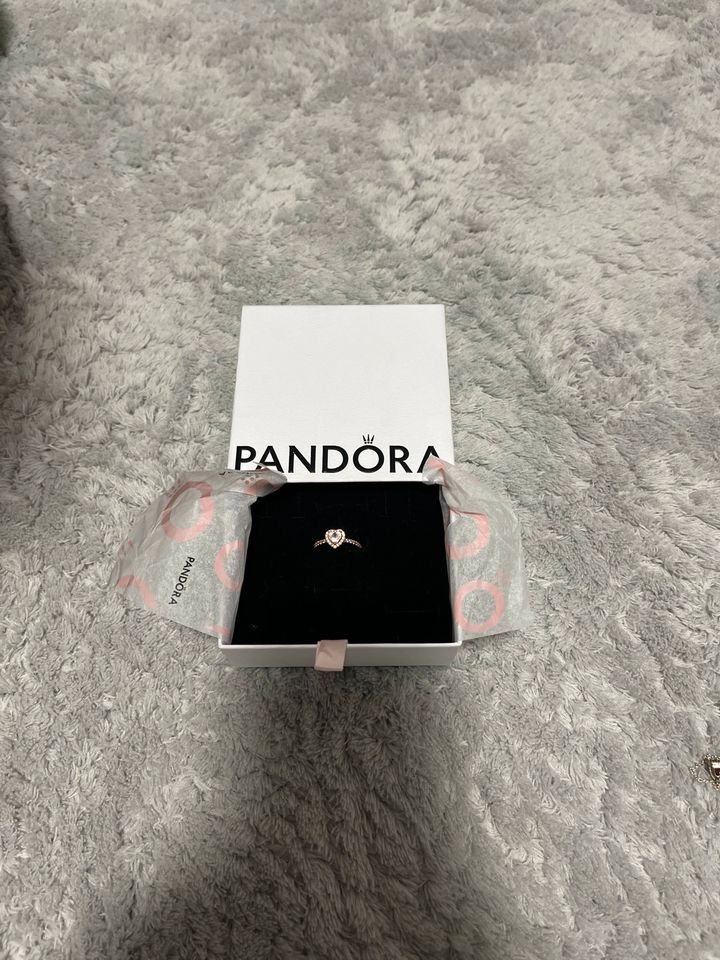 Originaler Rosé, goldener Pandora Ring in Ahaus