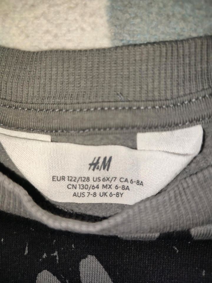 h&m sweatshirt grau fledermäuse gr.122/128 grau in Feldkirchen