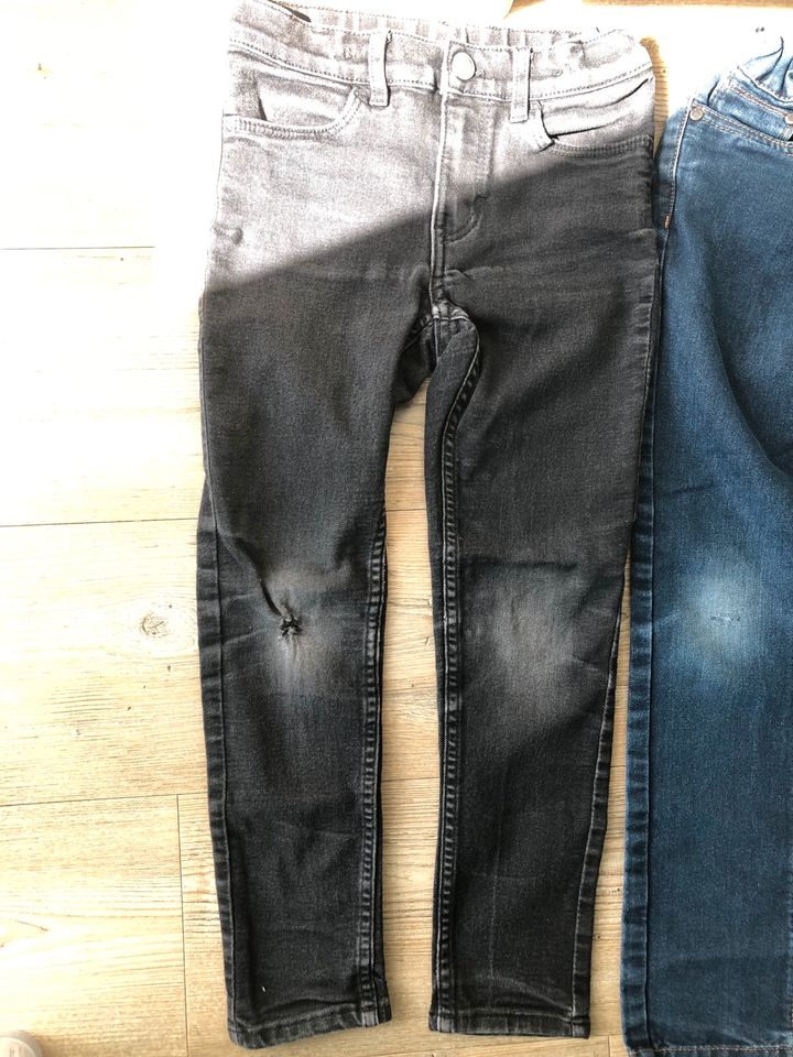 3 Jeans Hosen Gr. 122/128 blau schwarz in Schwanewede