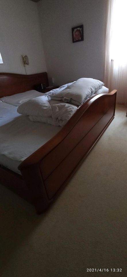 Kirschbaum Schlafzimmer Doppelbett in Landshut