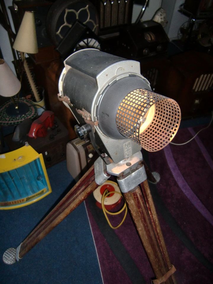 Vintage Spot Tripot Lampe ,org Spot auf patiniertem dreibein,edel in Hamburg