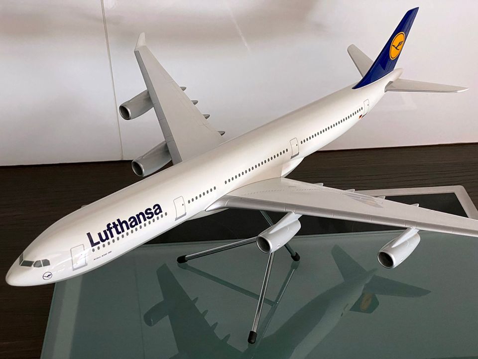 LUFTHANSA Airbus A340 Flugzeugmodell - SPACEMODELS - 1:100 - TOP! in Oberding